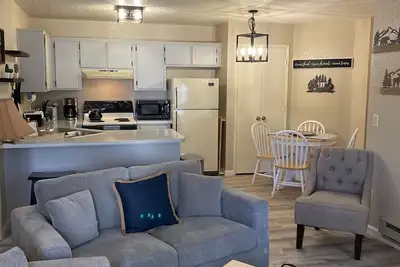 Image de 2 bed 2 bath, Cozy White Mountain Condo – Single Level, Upstairs Unit! !
