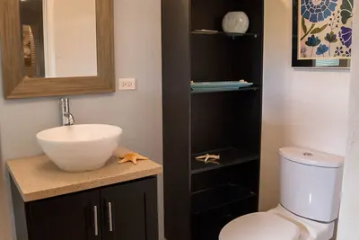 Image de Cozy contemporary one bedroom apartment 5 min from the beach!