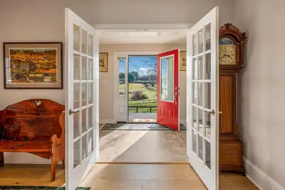 Image de Farmhouse-Retreat Horses, Grapes & Orchards