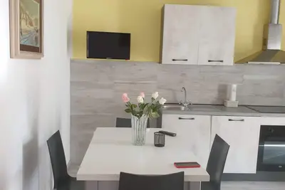 Image de Four-room apartment, 10 minutes from the centre, in a villa.