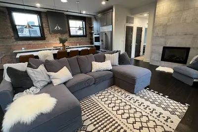 Image de Premier penthouse  w Private Rooftop near Memorial Stadium & Pinnacle Arena!