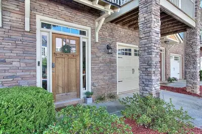 Image de Spacious, cozy, big modern-great location+free parking • Great for gatherings