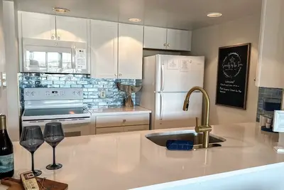 Image de New! ! Beachside, Two Pools & Partial Ocean View! Just Renovated Penthouse Condo