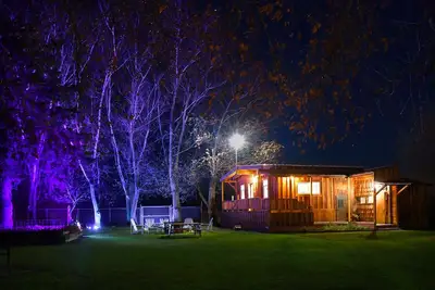 Image de Unique Cabin Oasis: Fully-Gated, Pet-Friendly, King Bed