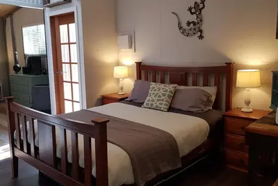 Image de Adorable Guest House with fireplace in forest setting. One or two Queen Beds.