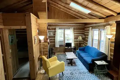 Image de Northwind Cottage #3, Cozy cabin in the woods, 1 block from the Bay.