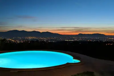 Image de Big Private Garden, Ac, Swimming Pool, Hot Tub, Huge Play Area, & Great Views