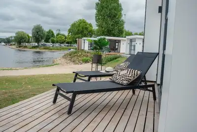Image de This luxurious, stylish and detached holiday villas for six persons have a unique view of the water. The luxurious villa offers lots of privacy, a high comfort level and features a spacious hardwood outside patio. All ingredients to enjoy an amazing