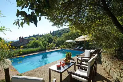 Image de Villa familiale avec vue sur le lac et piscine salée entre l'Ombrie et Toscane