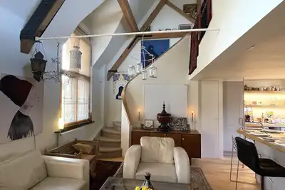 Image de Stylish two-bedroom condo with free parking.