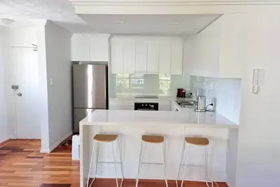 Image de Spacious top floor unit! 10 minutes to the beach and shops