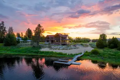 Image de New Lakeside 6 Bedroom Cabin w/ Private Boat Dock
