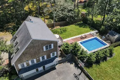 Image de Family Oasis in Great Location with Pool