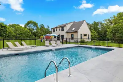 Image de Summer vacation paradise, with private heated pool, sleeping 8