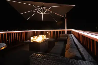 Modern Smart Home w/Gourmet Kitchen, Peloton & King Suite  with Rooftop Deck