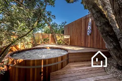 Image de Aura Hot Tub Retreat – 650m to Tyrone Foreshore