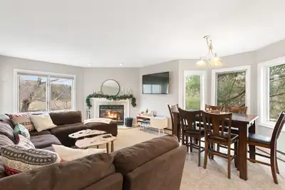 Mount Snow Condo: 4 min Walk to Sundance Lift (High Speed - 6 Seat)
