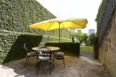 Image de Boutique Rentals- Hidden Garden & Patio apt