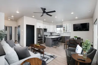 Image de Brand New, Spacious & Industrial Condo - Perfect for the Whole Gang!