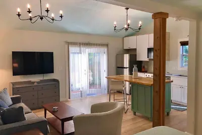 Image de Private Studio Just two block to Lassing park waterfront