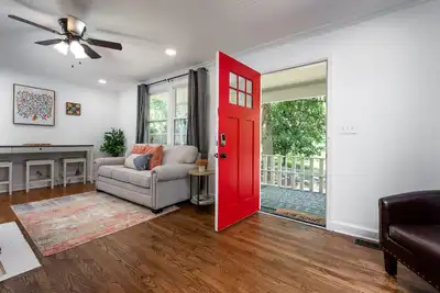 Image de Mlb Season in Atlanta. Minutes Away From Truist Park at This Cozy, Charming Home