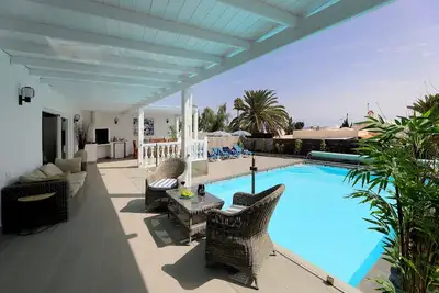 Image de Graceful Puerto del Carmen Villa | 5 bedrooms | Villa Vega Del Carmen | Distant Sea Views