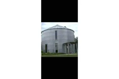 Image de 2 level Grain silo home, private forest at lake.