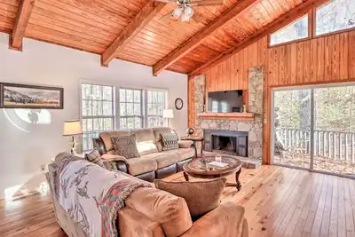 Image de Pet-Friendly 'Serenity Now' Cottage w/ Deck!