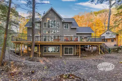 Image de 5 bed, 4 bath cottage on Kawagama Lake