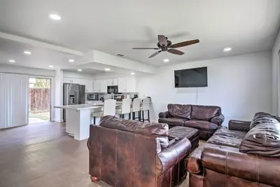 Image de Central Bakersfield Townhome w/ Private Patio