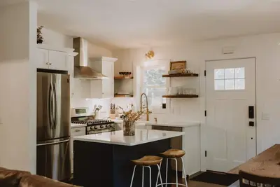 Image de Antique charm 8 minutes from Stratton slopes!