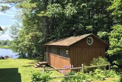 Image de Tiny Lakeside Cabin-Loons, Bald Eagles & Sunsets