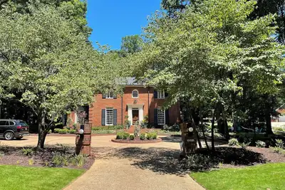 Image de Well Appointed & Elegant Five Points Home