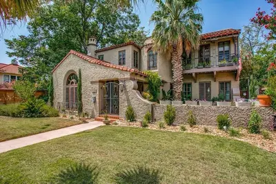 Image de Spanish Gem, Pool, HotTub, Firepit, Game Room, Patio Seating, Mins to River Walk