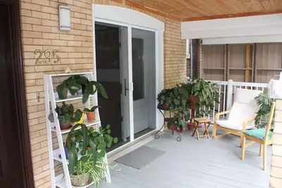 Image de Modern in quiet residential street 7 minutes walk to the boardwalk Lake Ontario