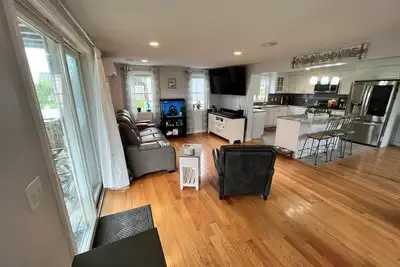 Image de Family friendly w/Ocean Views, minutes walk to beaches, restaurants & marina