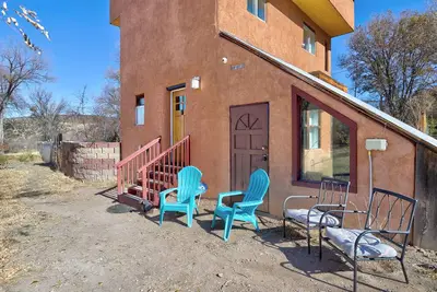 Image de Newly Updated Dixon Wine House. 2 Bedroom 3 Story with room for 8.