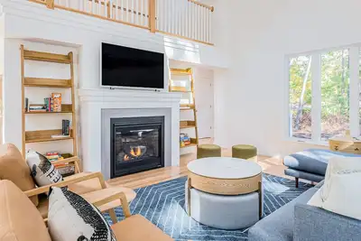 Image de New-build retreat with furnished deck, fireplace, & washer/dryer - near beaches