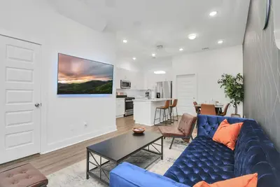 Image de New* 4 Br* 13 minutes to Downtown*Photo Wall*Gated