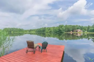 Image de Lakehouse with Gorgeous View Family Friendly!