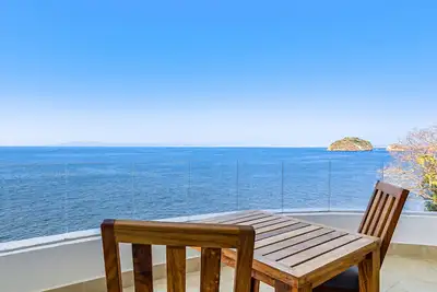 Image de Incredible ocean-view condo with amazing pool, pool spa & balcony