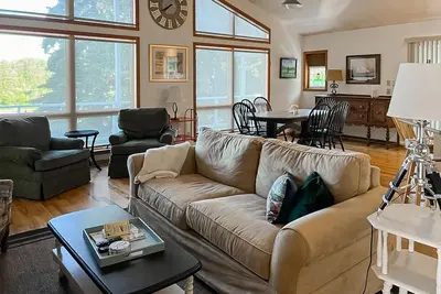 Image de Gorgeous water view townhome with private hot tub, fireplace, firepit & big deck