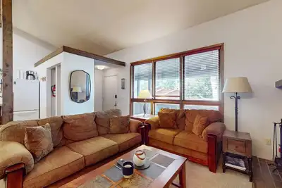 Image de Ski escape near the slopes with a wood fireplace, full kitchen, & mountain view