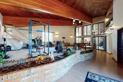 Image de room for rent in 8100 sq ft mansion in country