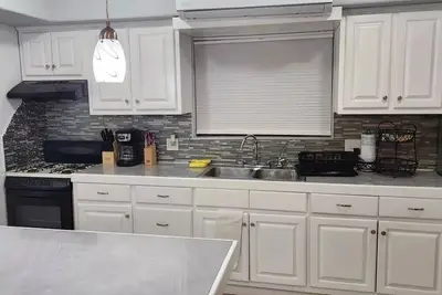 Image de 3 bedroom townhouse w garage blocks from the beach