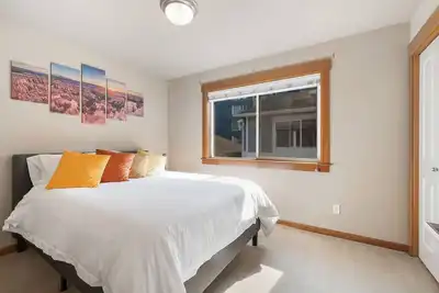 Image de Picturesque & Quiet ~ 10mins to Downtown ~ Parking