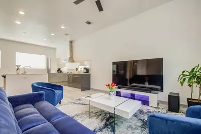 Image de Modern 6 Bedroom Smart Home Near Downtown Houston, 75\" Tv, Duplex with Games
