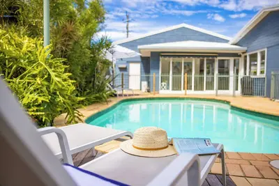 Image de Fairways Beach House - Stylish Beach House, Pet Friendly, Pool, Walk to Cafes, Beach