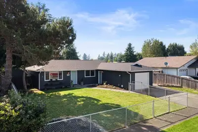 Image de This house is a 3 bedroom(s), 1 bathrooms, located in Enumclaw, Wa.