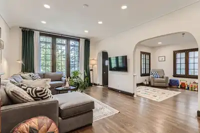 Image de Charming Tudor Home- Private Hot Tub-Family Friendly